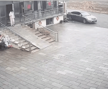 这一跤摔的
屁股都要碎成八瓣了吧？[黑线]
老公回来也不至于高兴成这样啊？