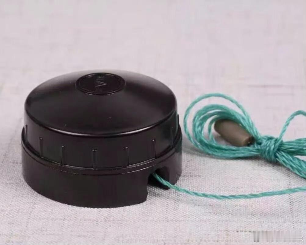 农村的70、80后不要插嘴，城里面的90后00后回答一下这是啥高科技产品？ ​​