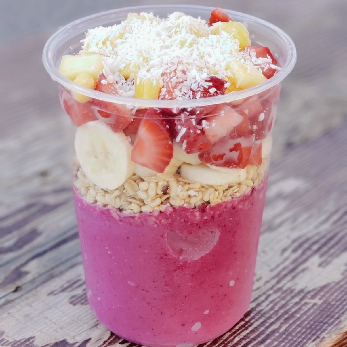 今天吃个Acai Bowl吧～天天啃沙拉真的有点腻（但是最下面的冰沙有点甜，结局