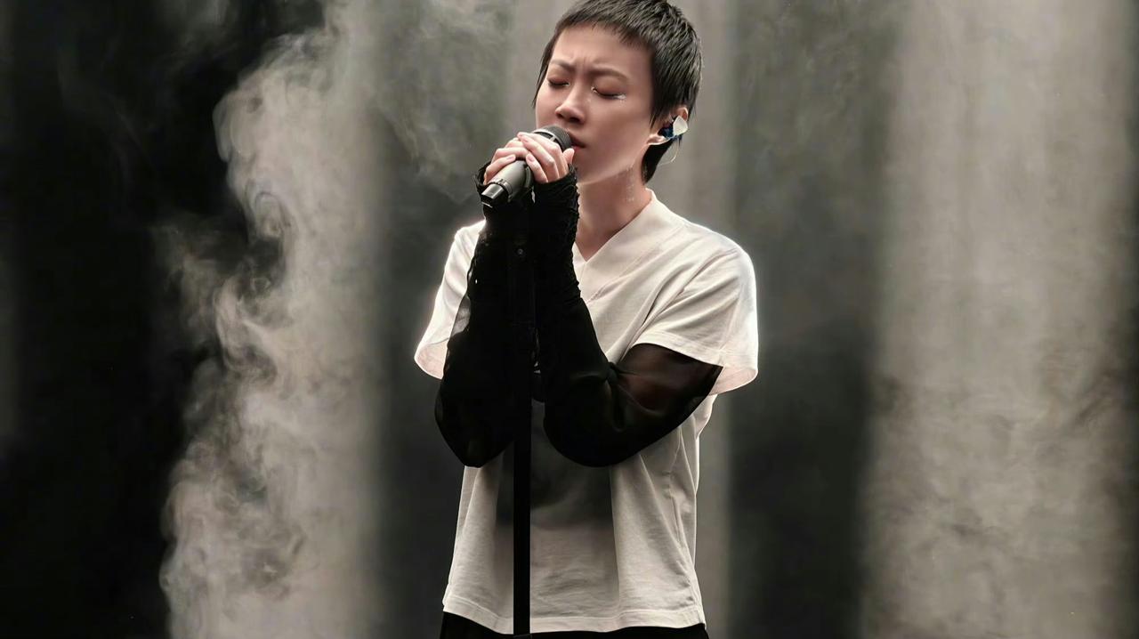 窦靖童的选择是正确的！

因为她目前没有演唱王菲歌曲，所以，她就有了新思路。正所