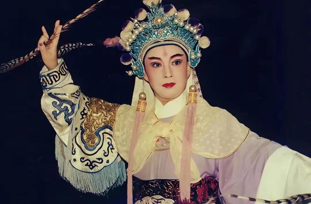 越剧陆派最出众的两个小生女演员，曹银娣和她的学生张宇锋。曹银娣年轻时扮相俊美，唱