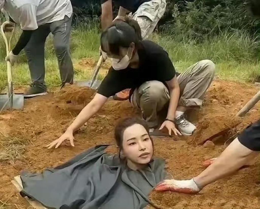 以为演员拍这种戏是真的被埋到土里，没想到身体压根接触不到土！ 
