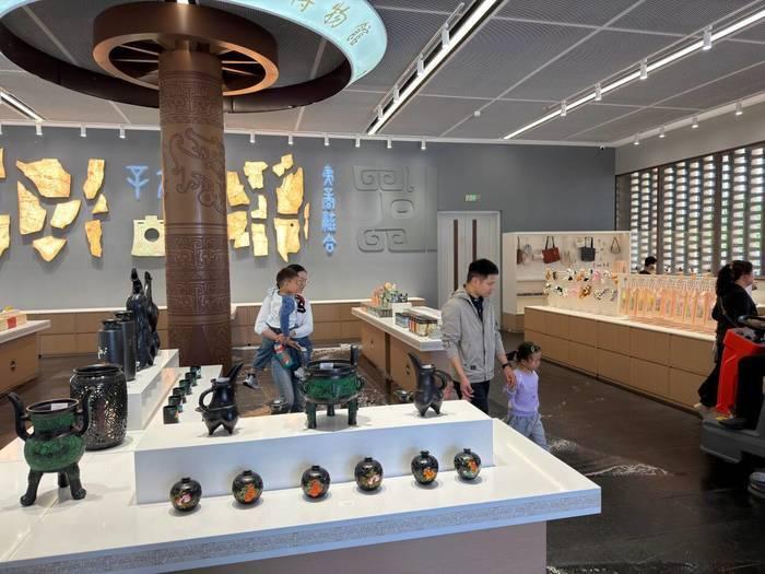 “五一”假期期间，济南市历城区大辛庄遗址博物馆广场迎来一波文化体验热潮。5月1日