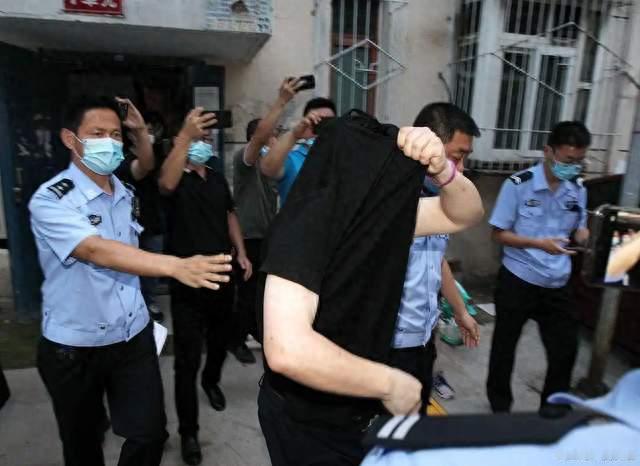 收到拘留通知书，不是坐等坐牢！记住这3件能救家人的事
