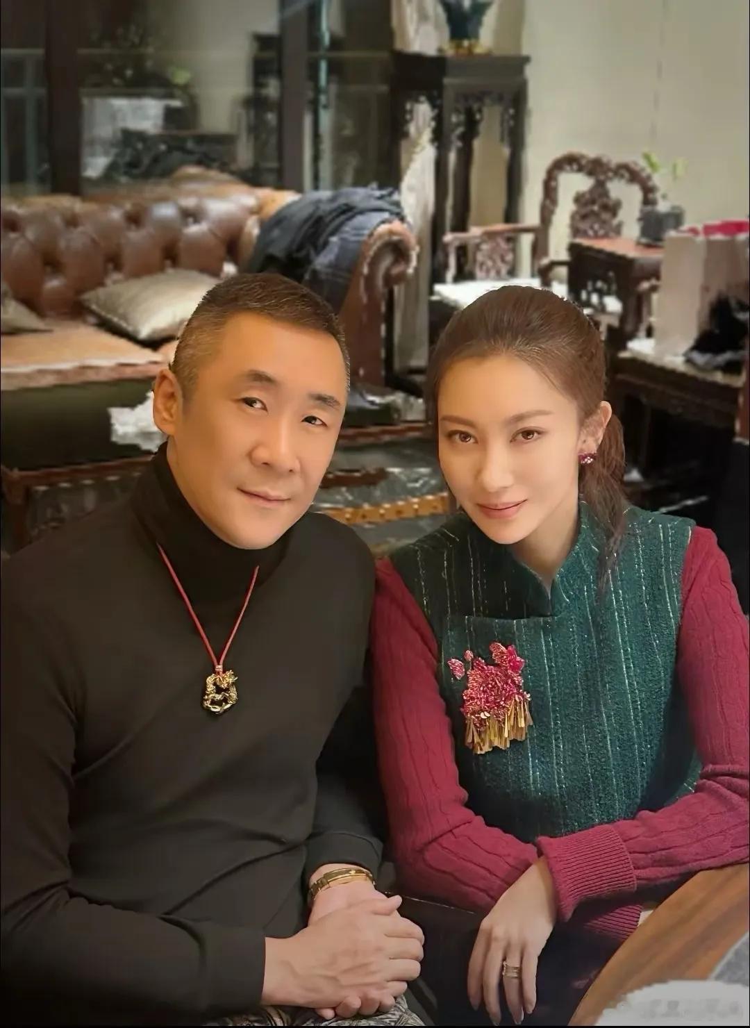 章子怡哥哥结婚20年晒出全家福，画面超温馨～ 三个孩子颜值都好高，尤其俩女儿，简