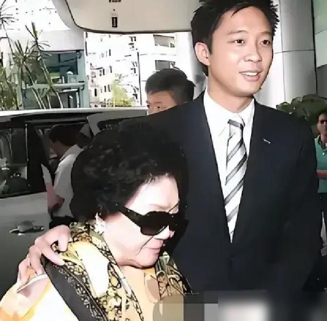 戴过百块玉锁，这块最值钱。港媒拍到霍中曦脖颈上的羊脂白玉锁，正是吕燕妮97岁离世