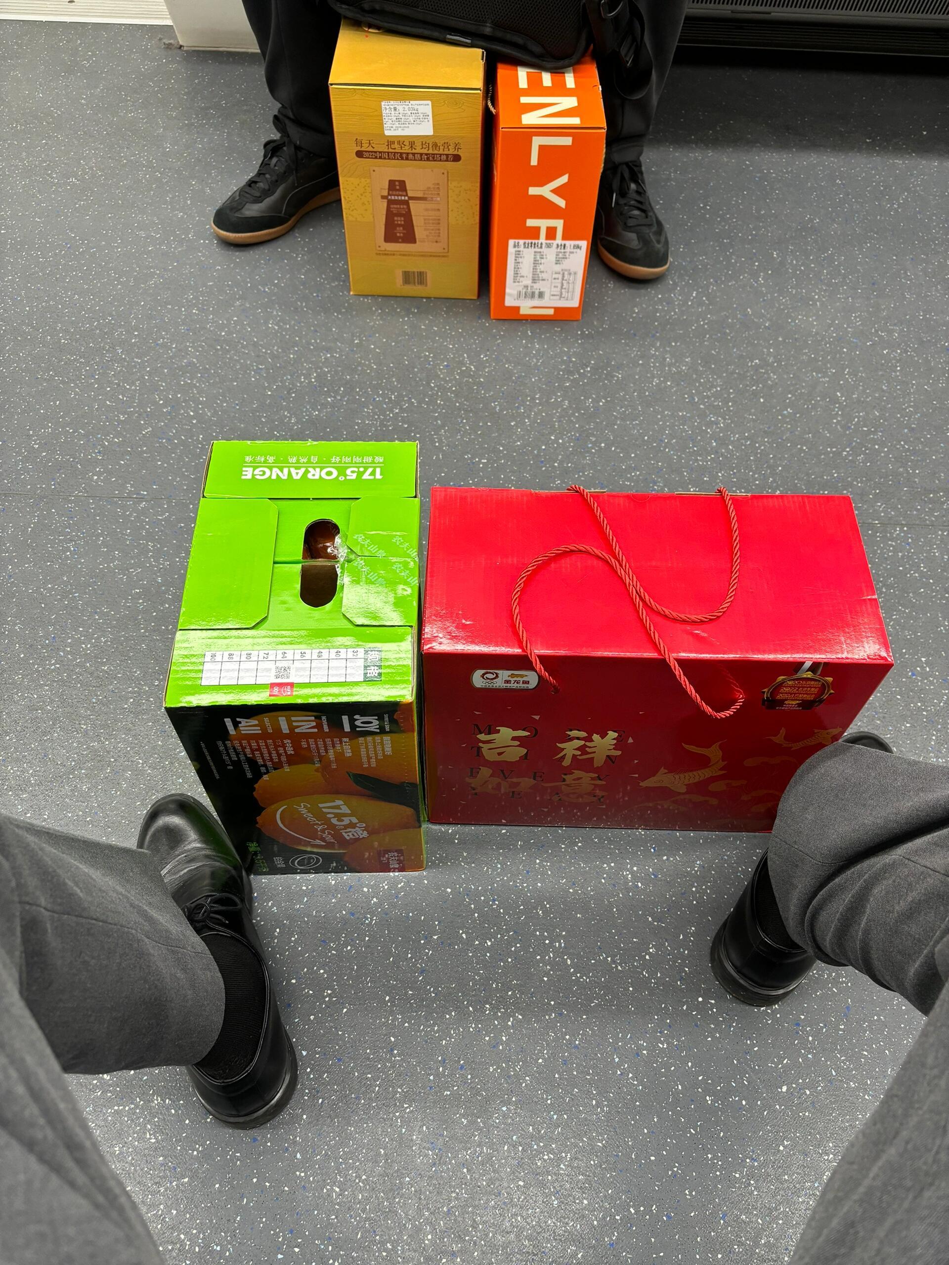 来自地铁中打工人的真实写照为啥现在的老板宁发年货也不愿发红包了[思考] 