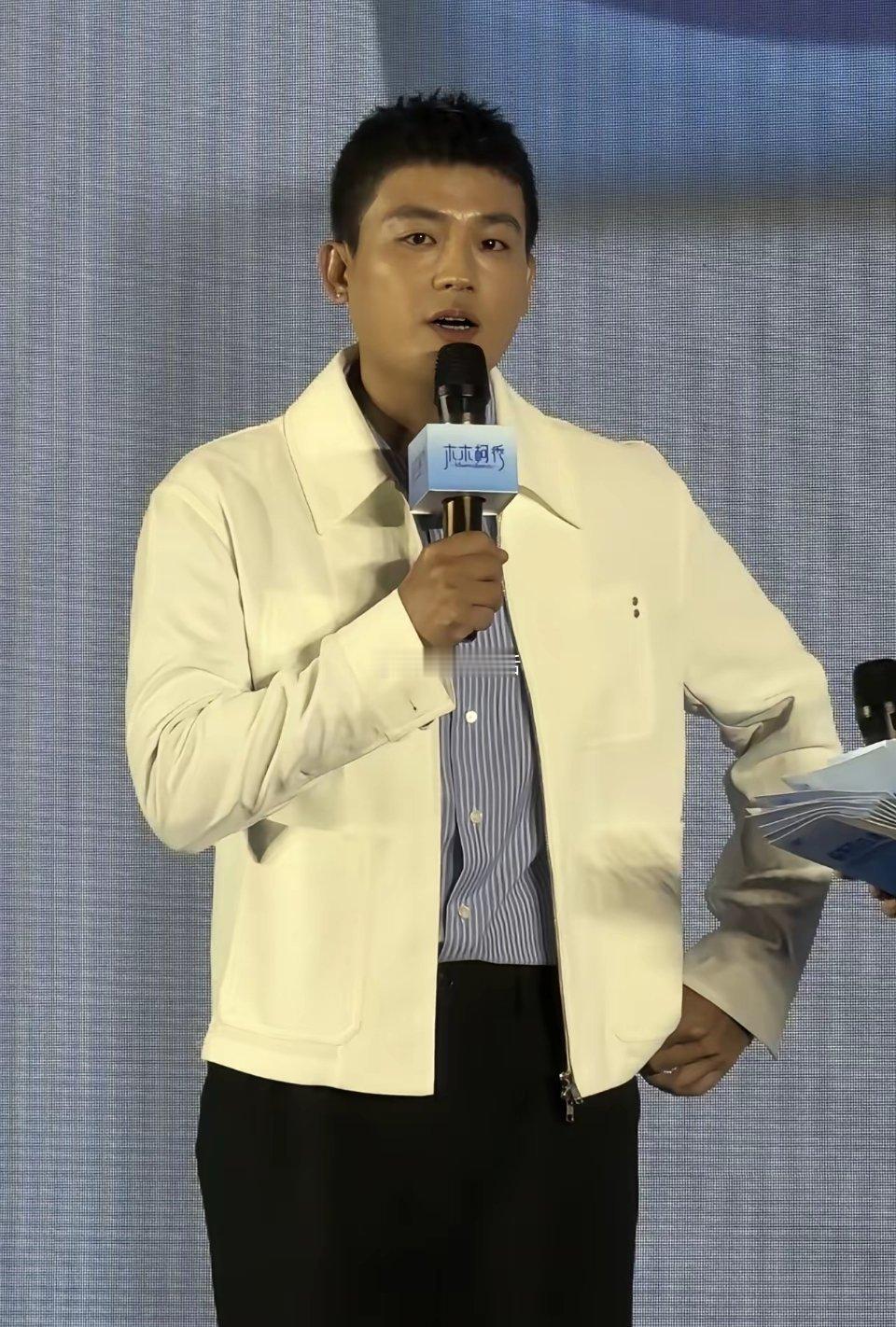 这也能进娱乐圈？也太路人甲了吧 