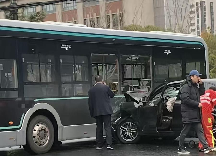 上海一路口：SUV拦腰撞上公交车，乘客受伤送医