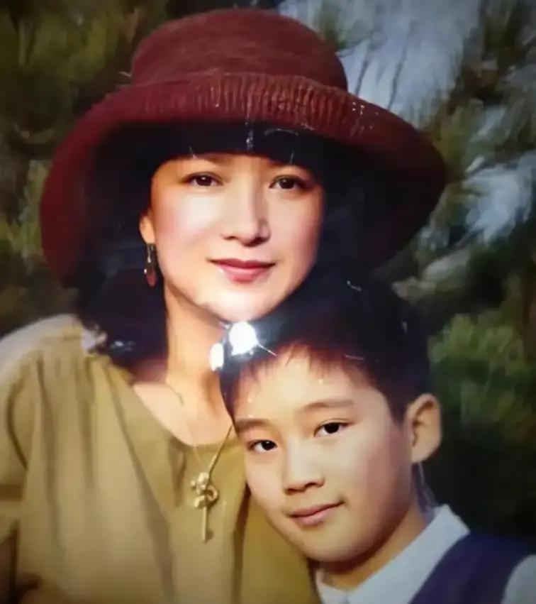 听到何晴老师去世的消息，很多人心里一紧。才58岁，太早了。
 
大家最惦记的，是