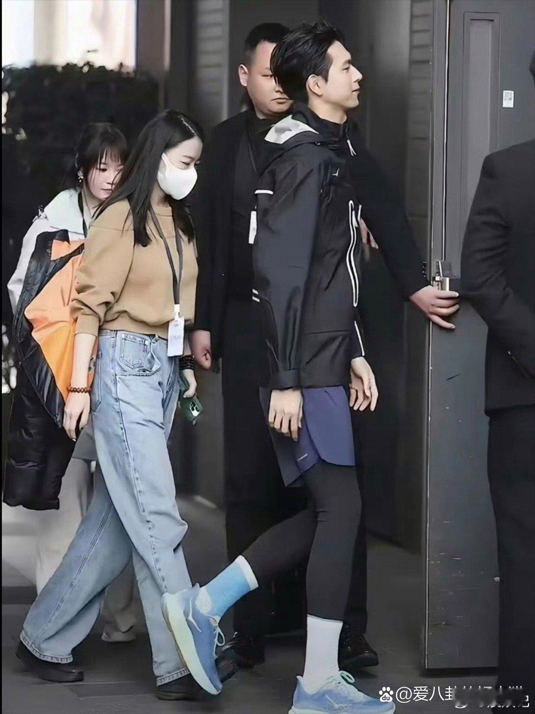 李现夏天穿长裤得捂出痱子吧，这腿毛太茂密了！ ​​​