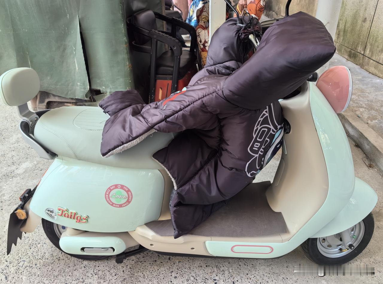 雅迪声明，被全网吐槽铁坐垫，限时速，无储物箱，不能带娃，没后视镜的新国标电动车，