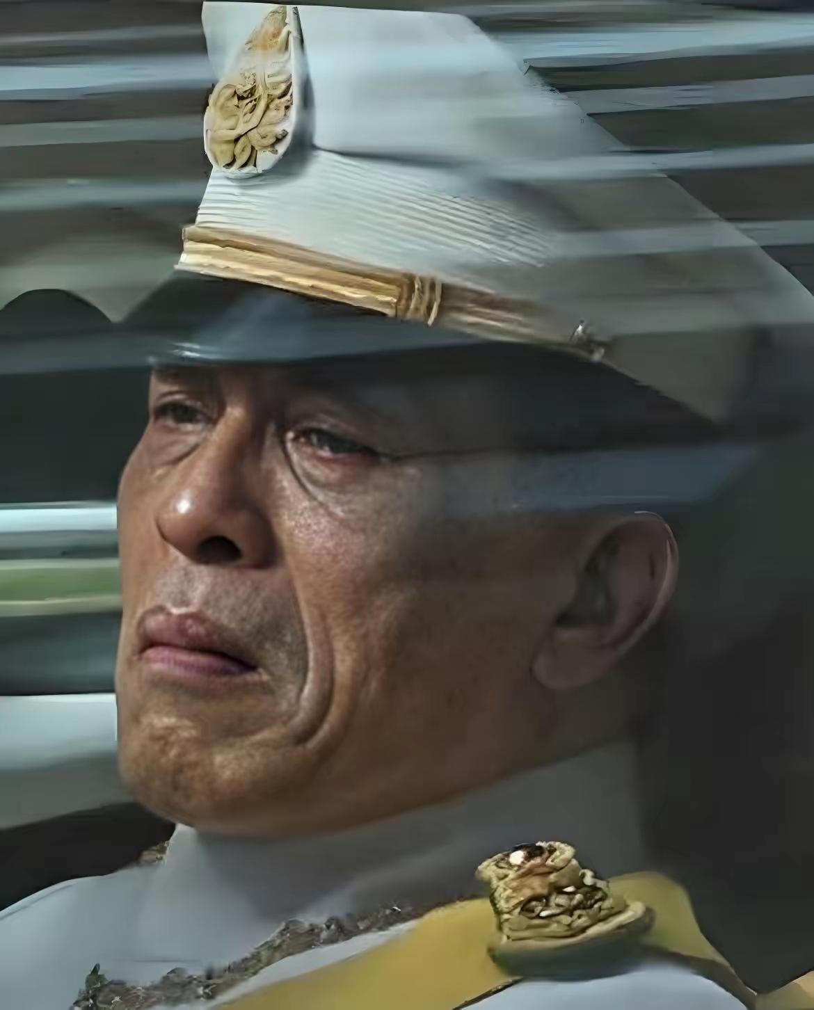 泰王哇集拉隆功前半生总裹着一层王权的硬壳，公众场合肩线如刀削般笔直，连丧母时都死