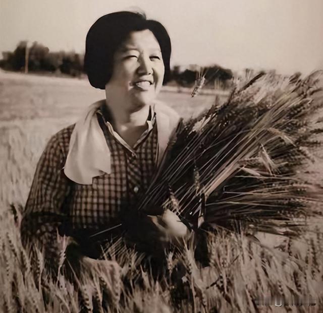 16岁治沙、35岁当省委书记！这位"铁姑娘"的实干太硬核
 
吕玉兰（1940年