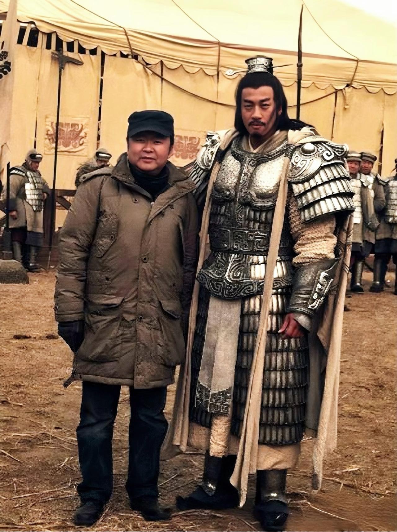 2011年，何润东在电视剧《楚汉传奇》剧组，与导演高希希的一张合影。

当时，正