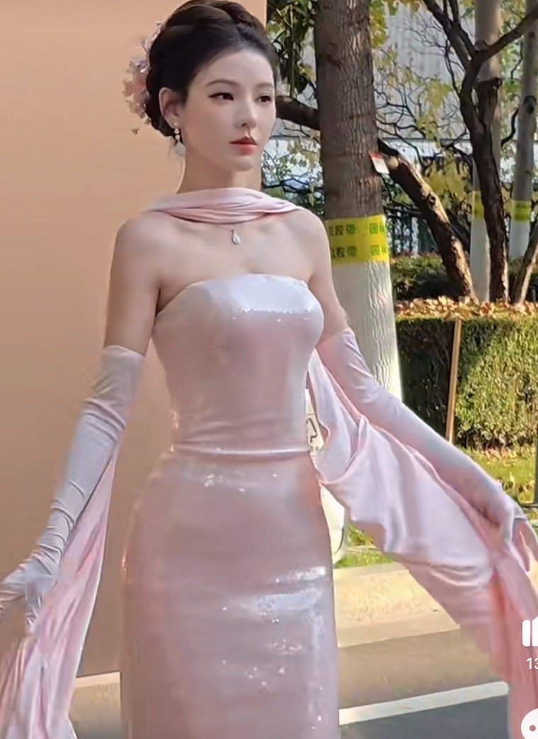 张予曦今日惊艳亮相微博视界大会，宛如落入凡间的仙女。生图状态绝佳，妆容精致，身着