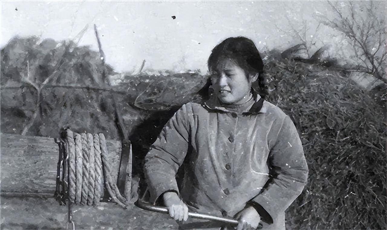 1974年，上海知青朱梅华来到云南西双版纳插队。4月2号的晚上，她肚子不舒服，出