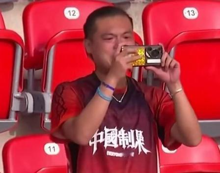 看台上孤零零一抹中国红！女足赢球集体奔向他，这双向奔赴直接看哭

谁能想到，在波
