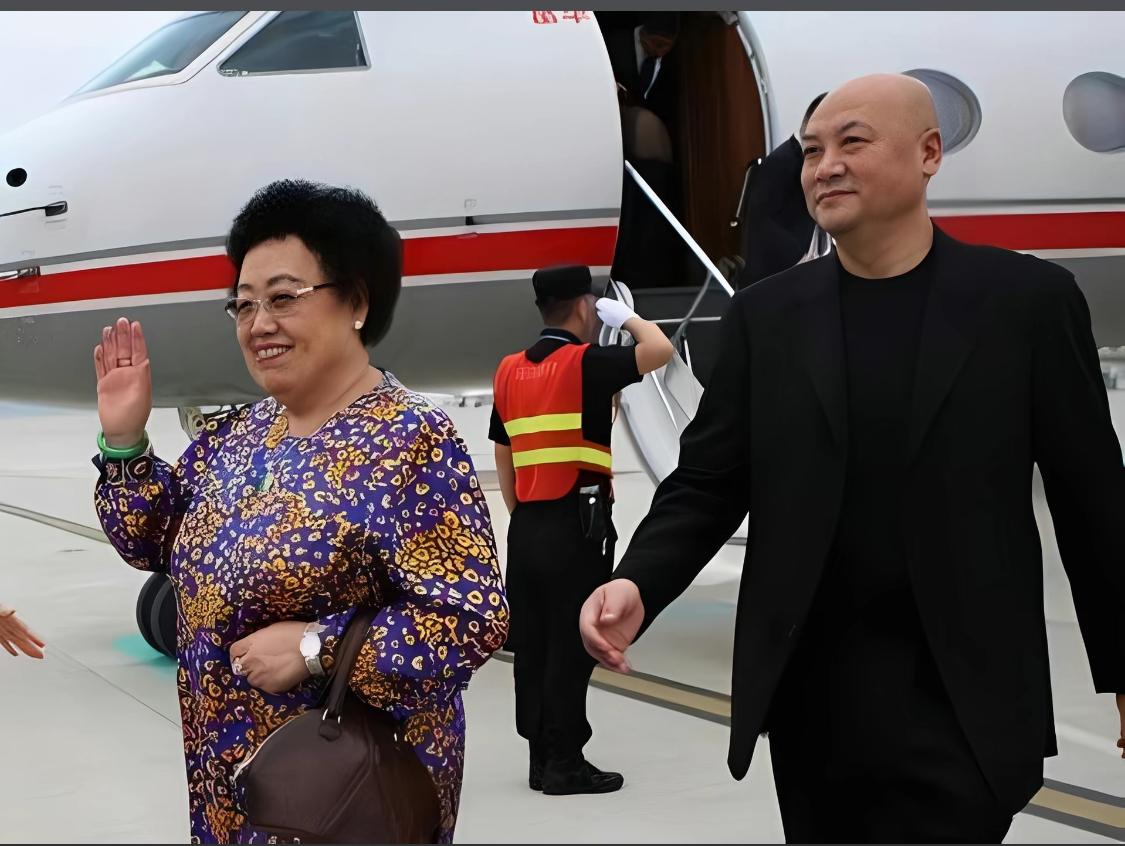陈丽华生前与迟重瑞在机场时的一幕。