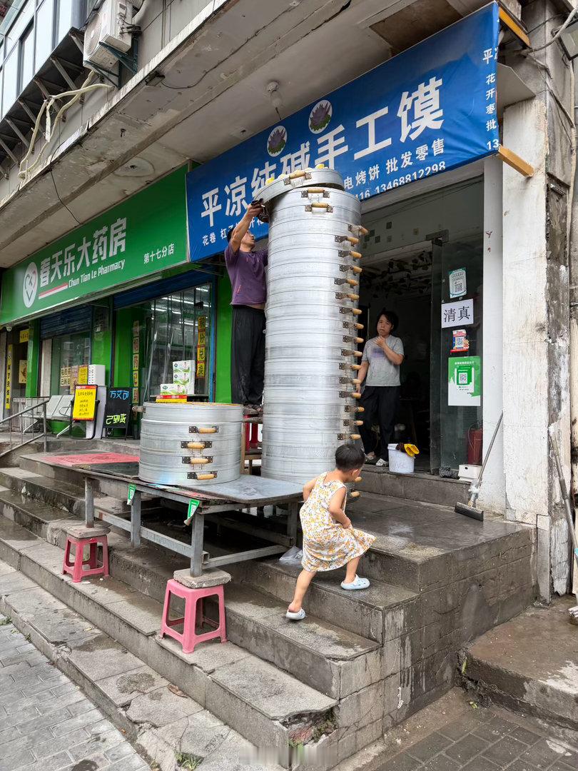 西安街头很多这种「平凉纯碱手工馍」，笼屉堆的得有一层楼高。馍超级白，不正常的白，