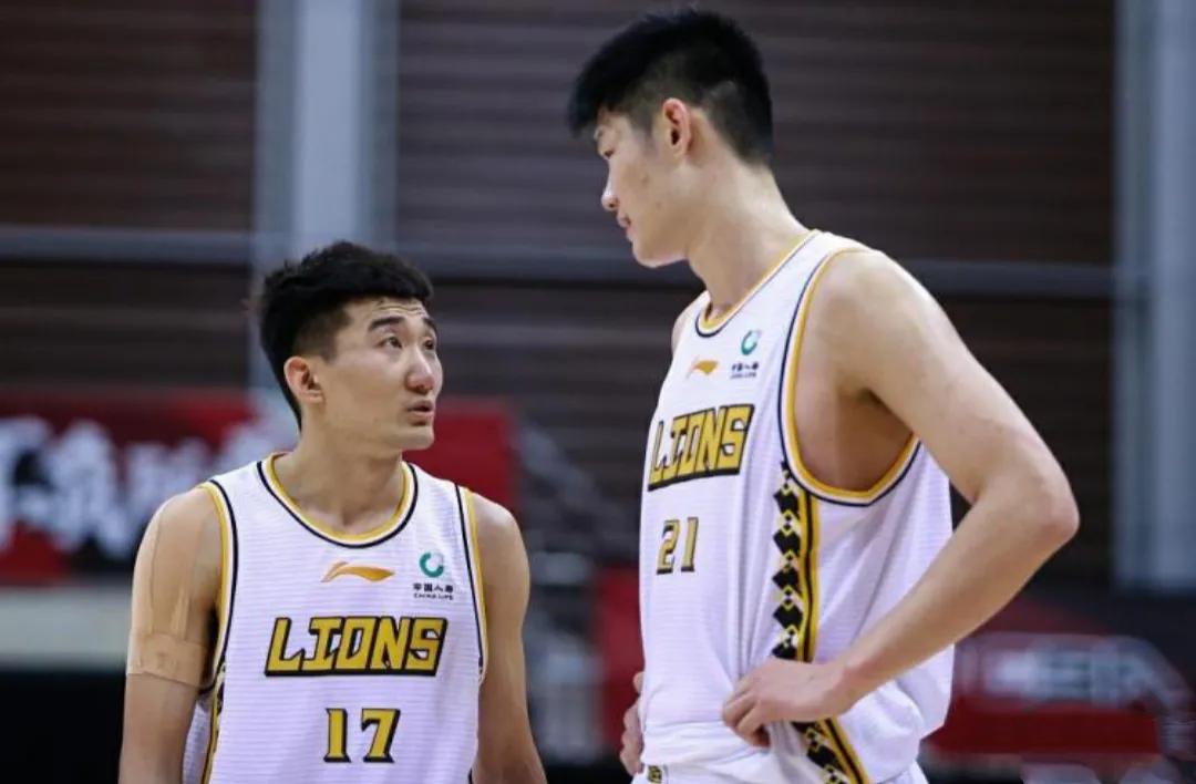广厦男篮的主力阵容很强，但替补阵容比较薄弱，所以主力球员的出场时间高居不下，这场