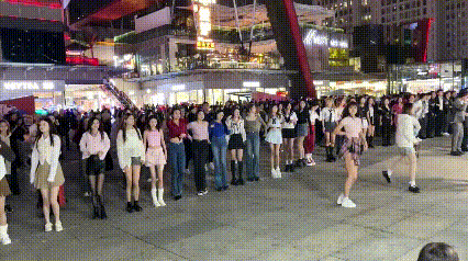 好多人反对扰民广场舞，那么看看这花果山的广场舞，你还反对吗？
舞者，美者，即使是