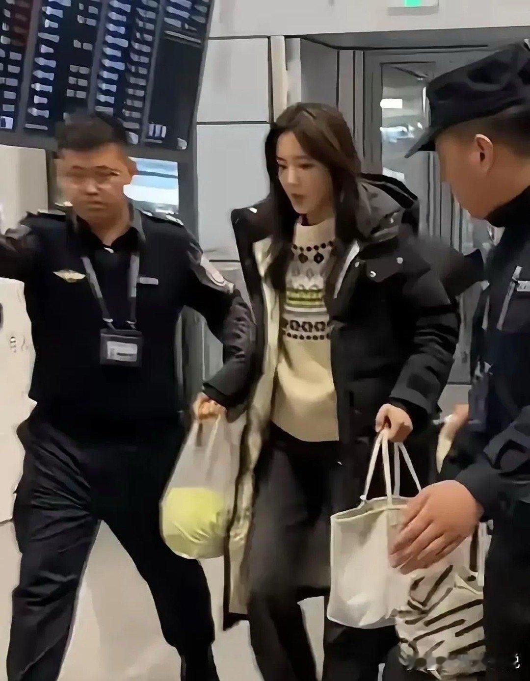 曾黎带着一颗大白菜过安检，不仅颜值高，还很有趣，真是接地气的女明星 