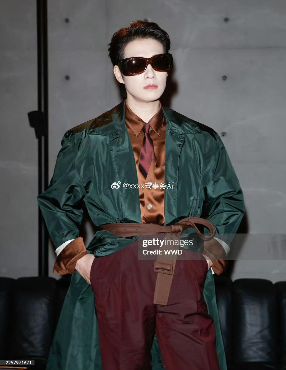 魏大勋巴黎时装周生图，太帅了吧不愧是YSL man 