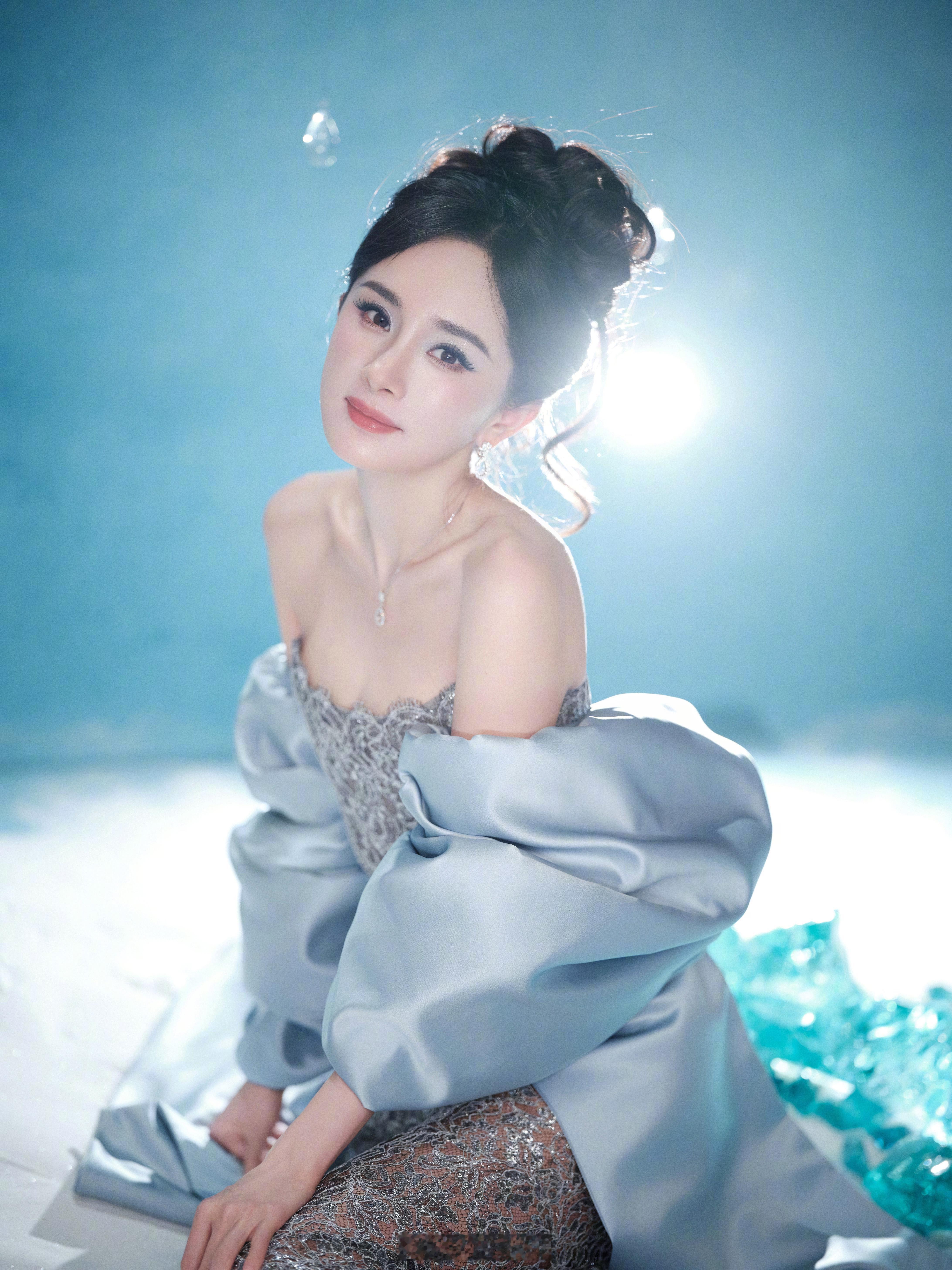 这套图一出，相信大家都懂幂幂的战况又会上升一次了吧2025年战况杨幂：28 刘诗