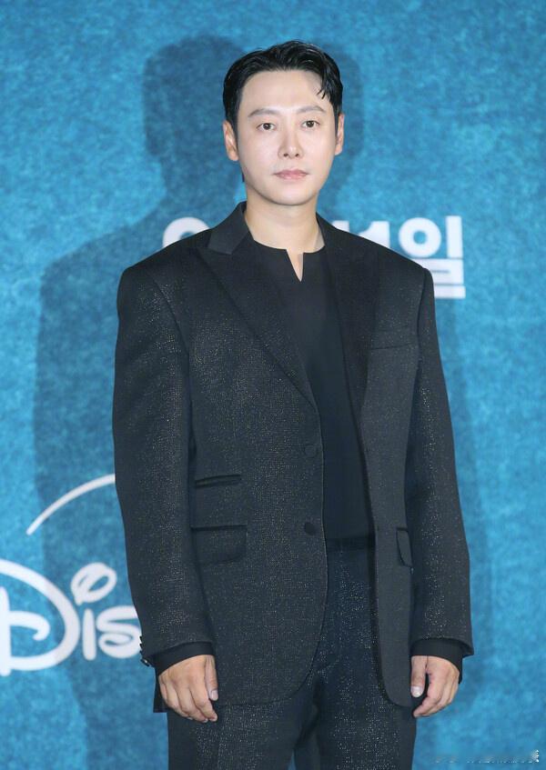 据韩媒，《与神同行》《国家代表》金东旭官宣当爸，妻子预产期为明年年初。据悉，他与