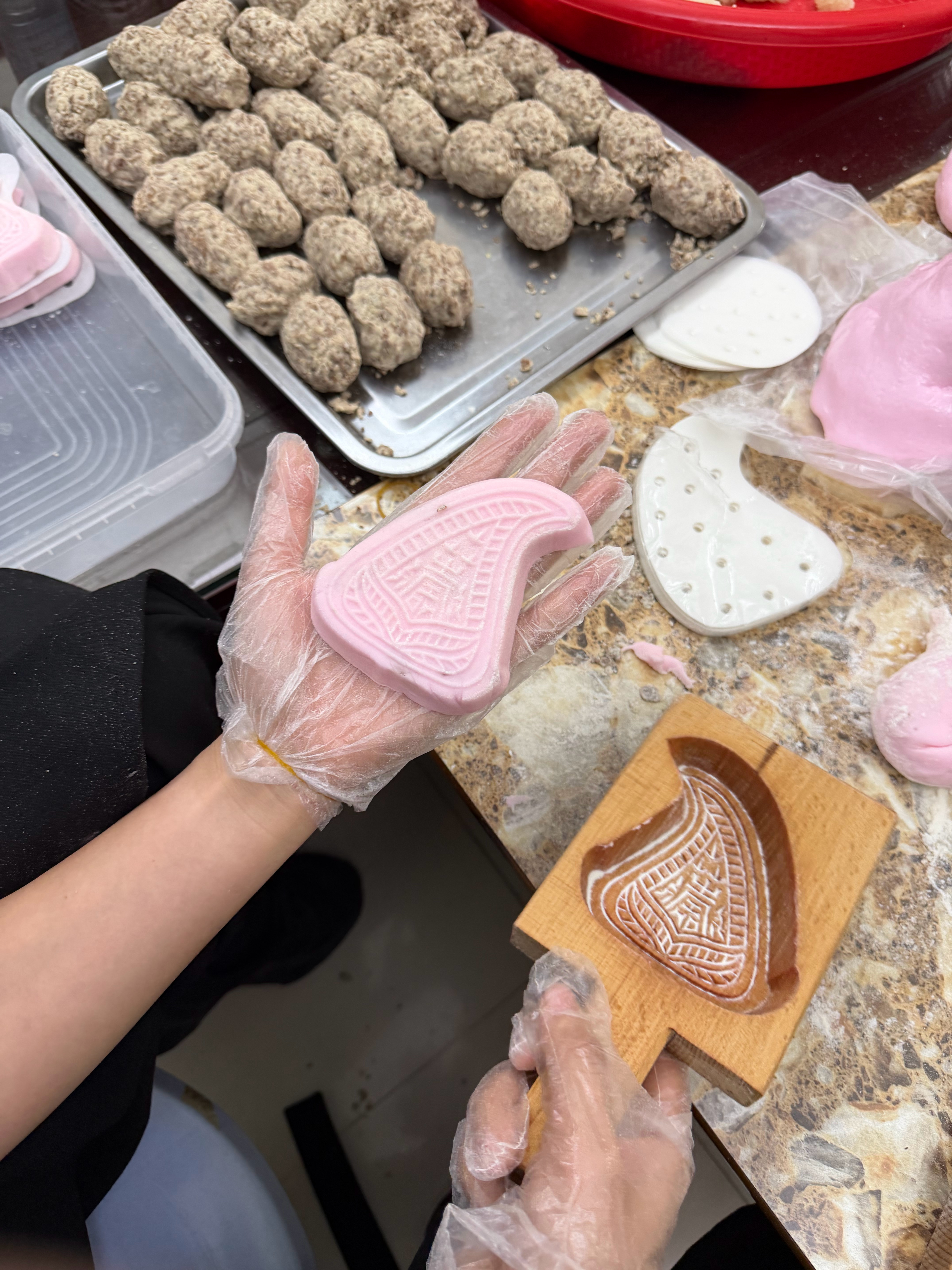 汕头靠海，所以有很强海洋崇拜，逢年过节都会亲手制作传统粿来纪念派大星，祈求来年风