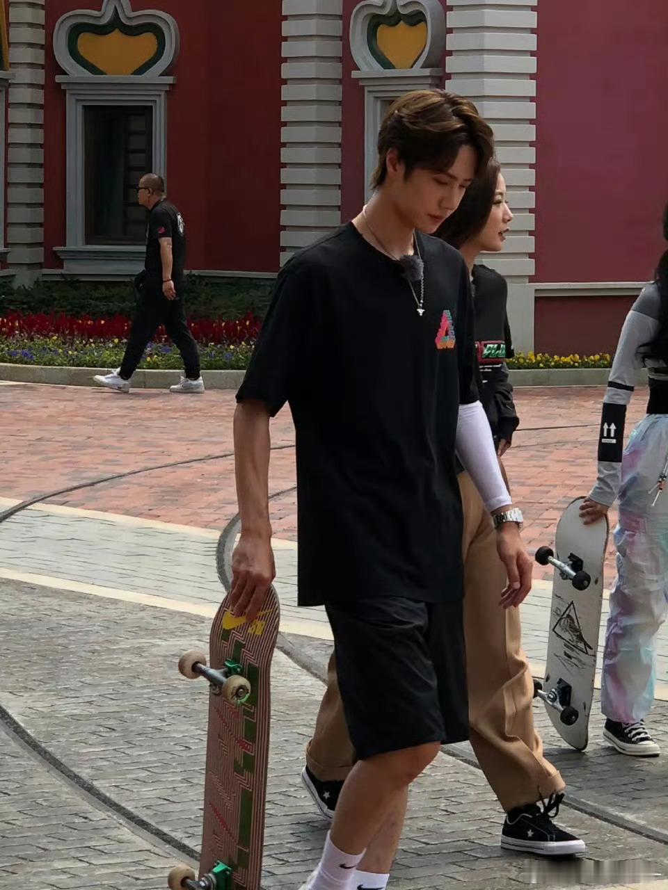 早期玩滑板的王一博🛹 ​​​