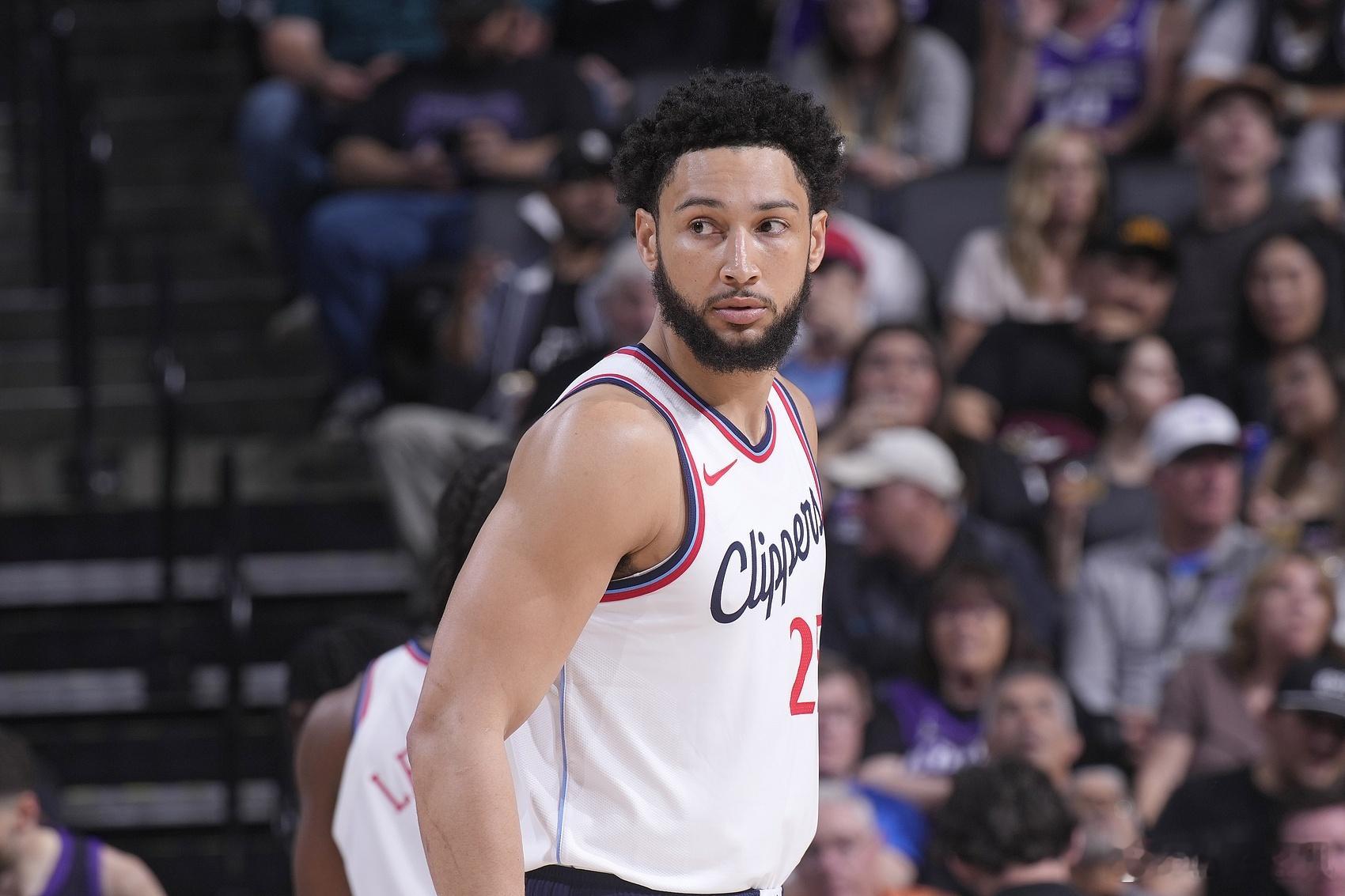 西蒙斯本赛季不会复出，目标是26-27赛季重返NBA。西蒙斯：“我快30岁了，我