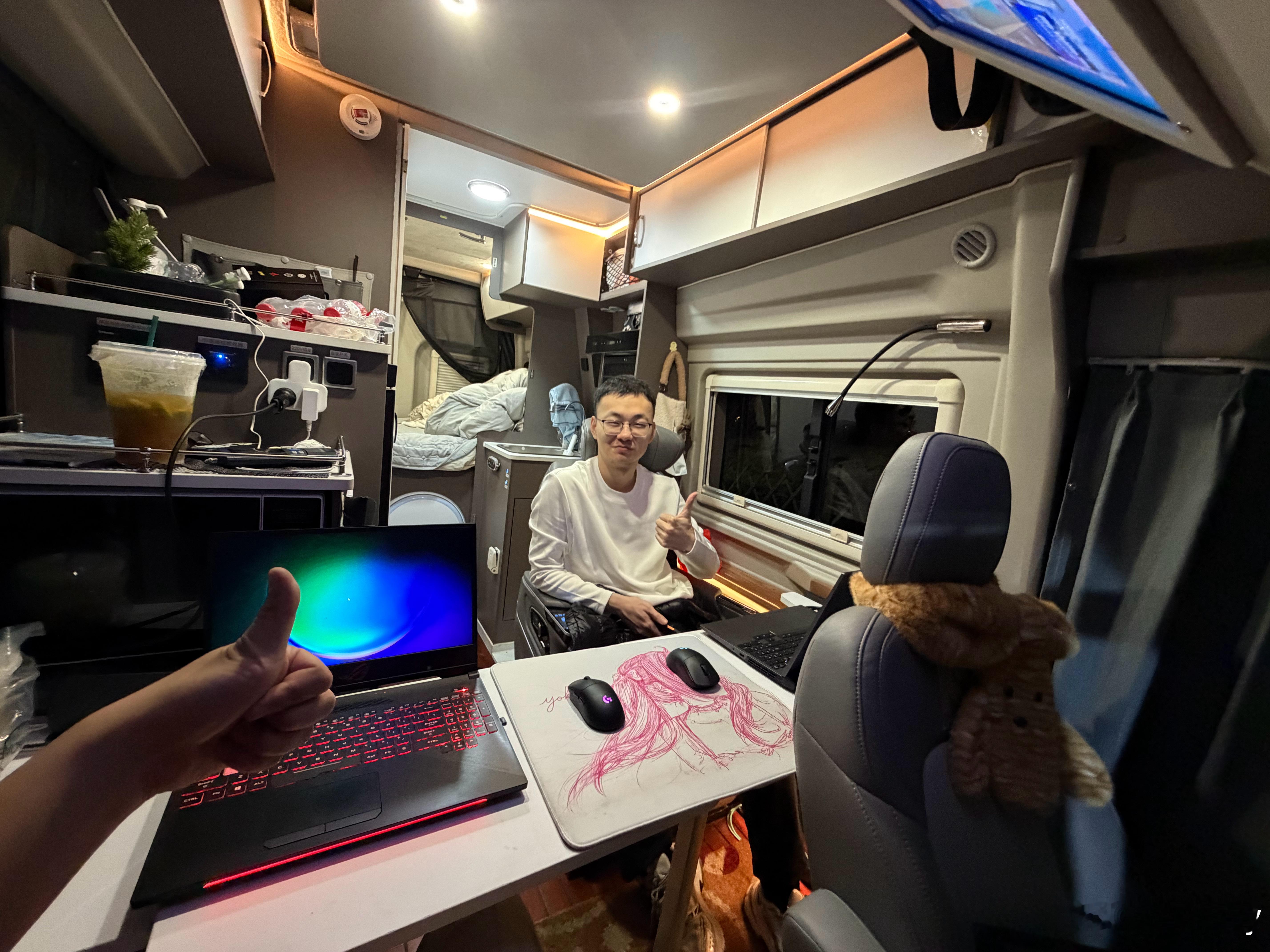 双人移动电竞房hhhwy的房车生活