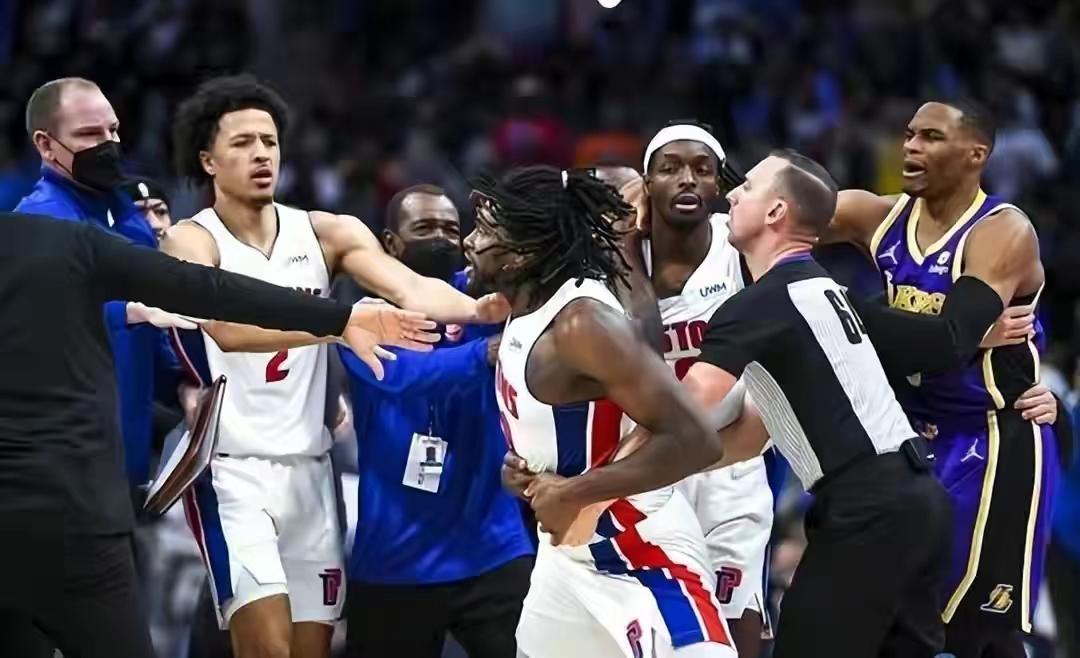 喜讯！勇士通过交易，可以得到5号秀和敢打詹姆斯的汉子。
据NBA记者Sim爆料，