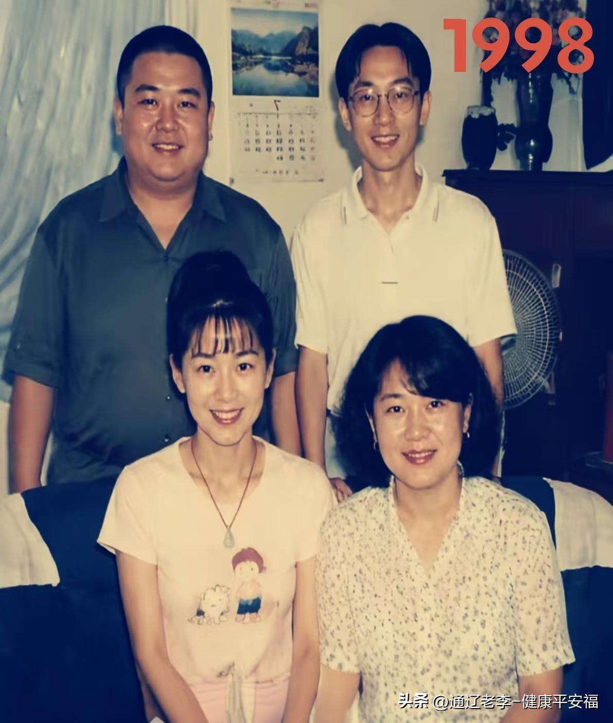 同样的四个人，复刻二十多年前的合照。
昔日青涩的模样褪去，从容沉淀在眉眼之间。历