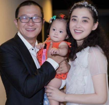 2012年，梅婷害羞地对秦昊说：我喜欢上了剧组的摄影师，你能帮我问问他愿不愿意娶