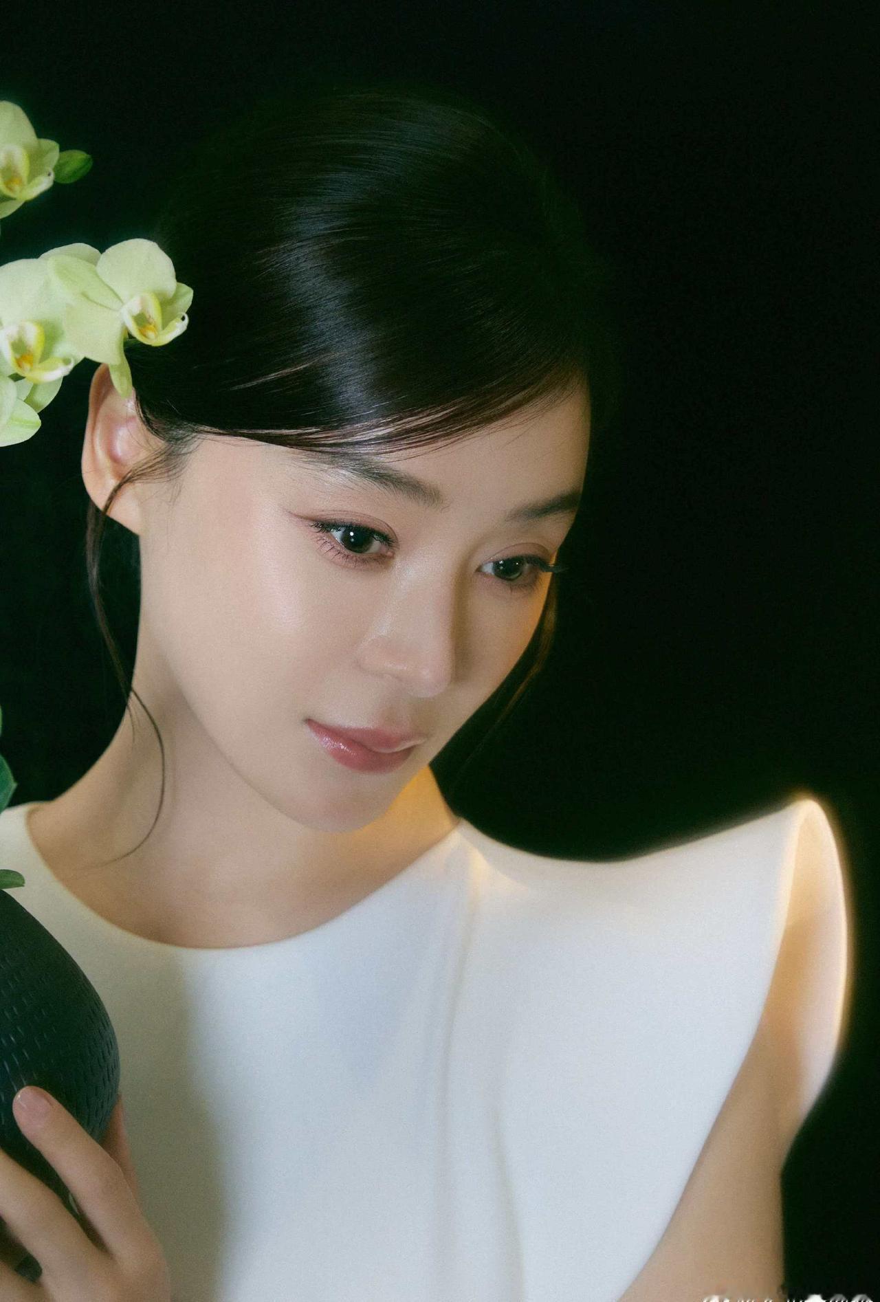 袁姗姗 ✘ 北京时装周
AW2026北京时装周开幕盛典
🌿白裙承雅韵 · 光影