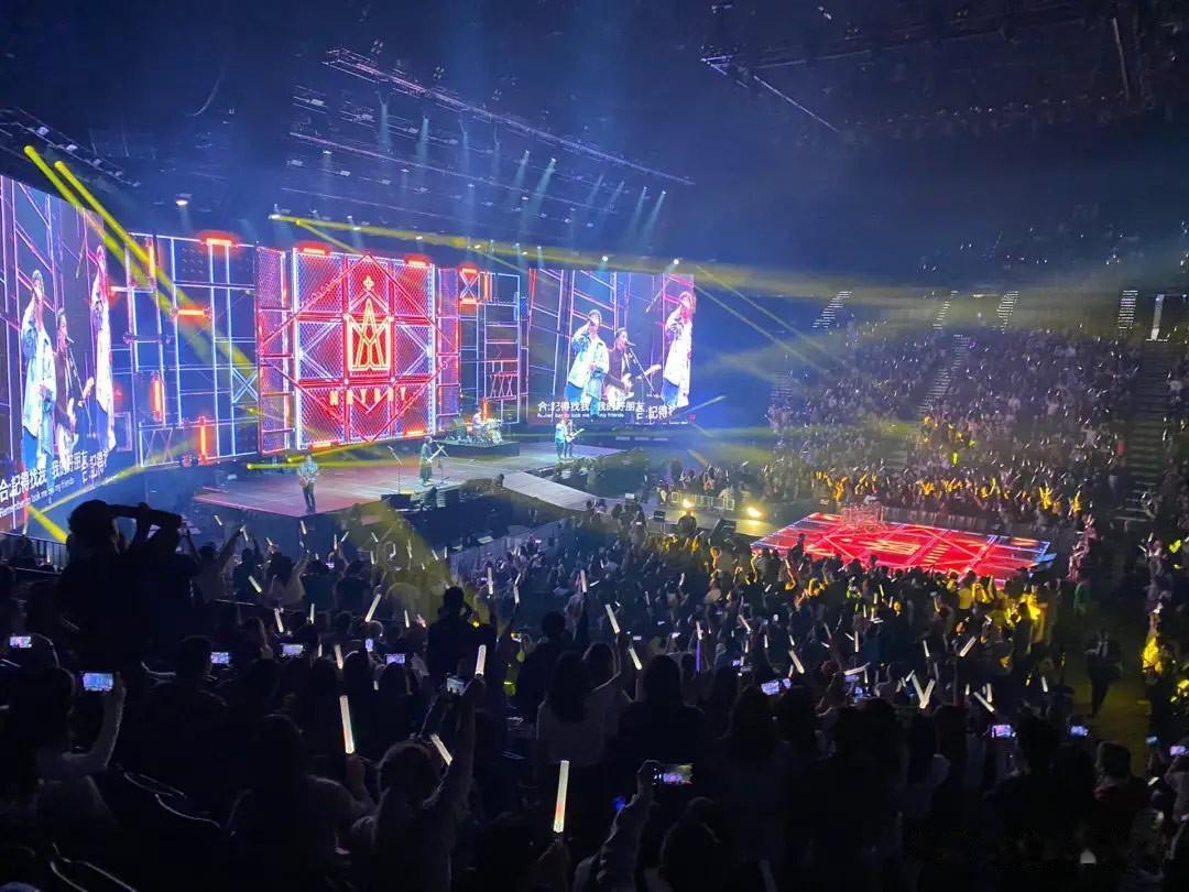 #五月天假唱鉴定#有人拿春晚说事，但春晚就不是商演，属于公益节目，所有的演员和明