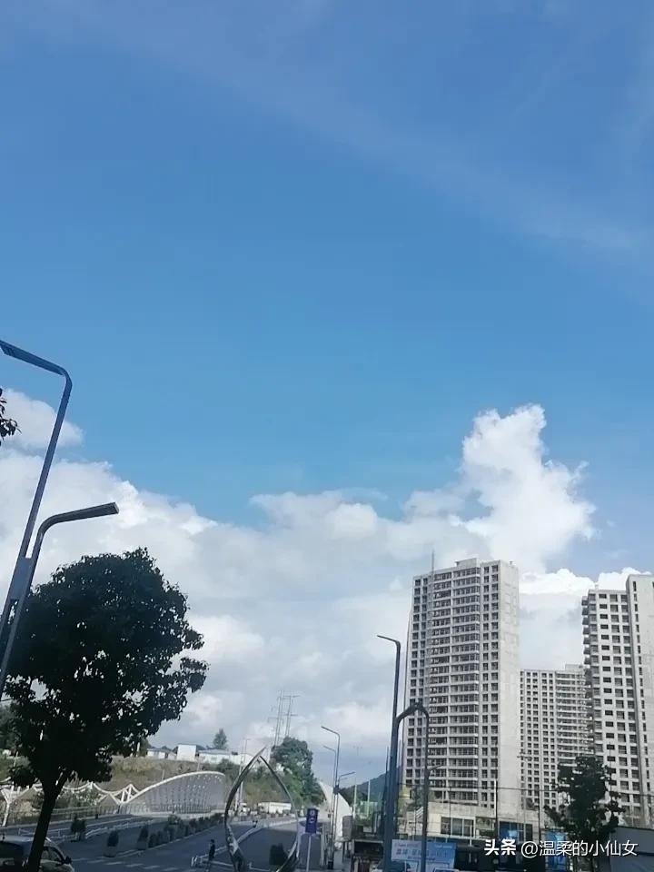 这里是贵阳观山湖区的数博大道，画面里造型特别的白色拱形建筑是数博大道的网红人行天