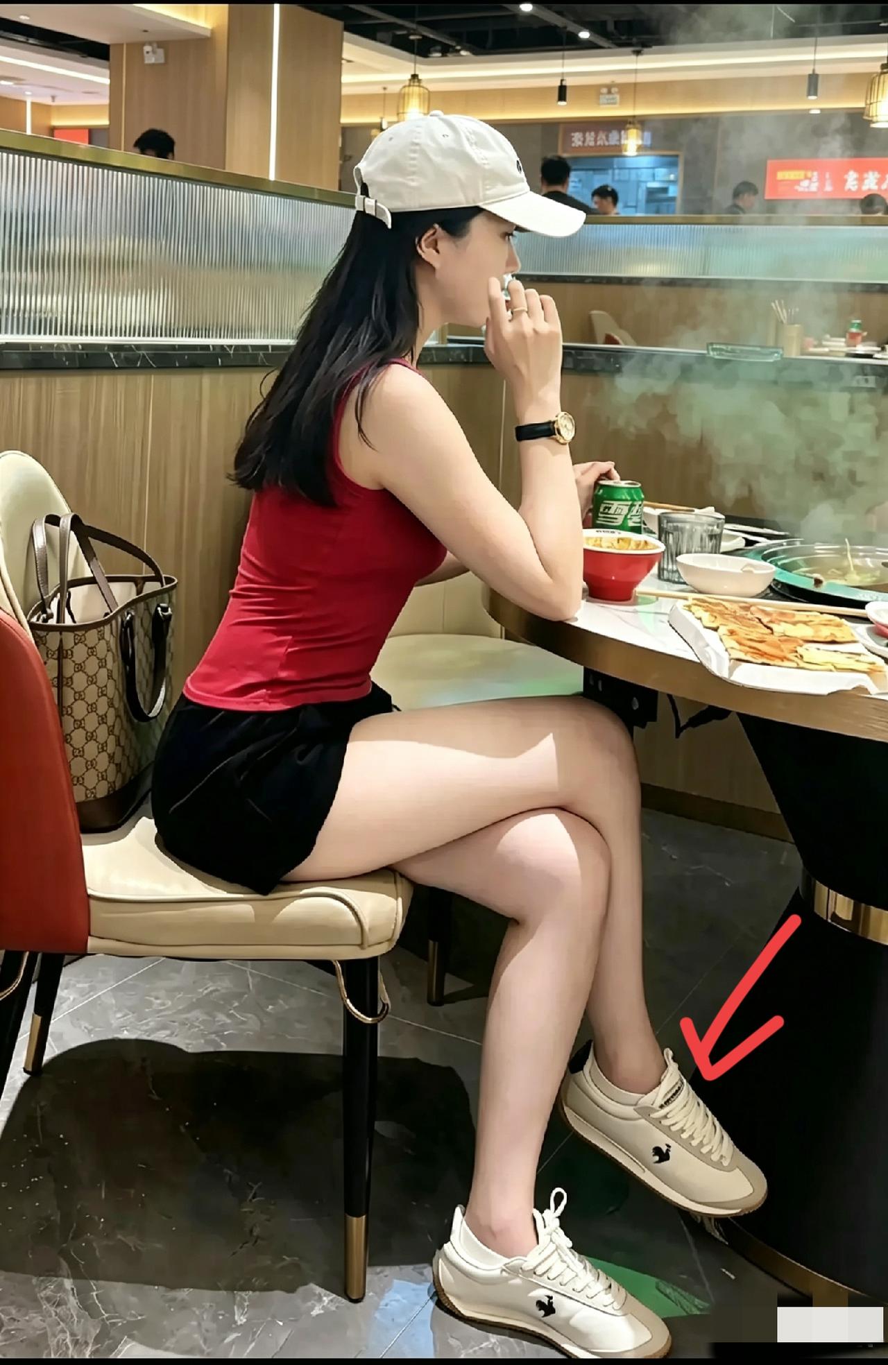 我滴个老天爷啊！小姐姐穿的这运动鞋好好看，一眼就喜欢上了，盯着看了好久，愣是没看