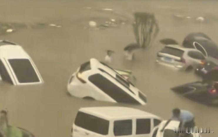 菲律宾惨了！
台风“海鸥”肆虐菲律宾全境，所过之处惨不忍睹，大水中漂移的汽车，随