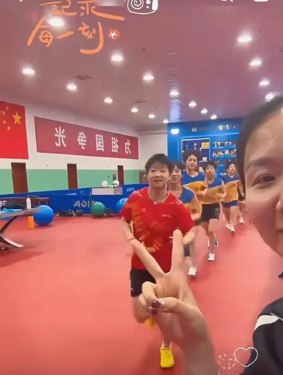今早刷到了在河北训练的莎莎，
莎莎在一群小妹妹中间一点也看不出来比她们大几岁。