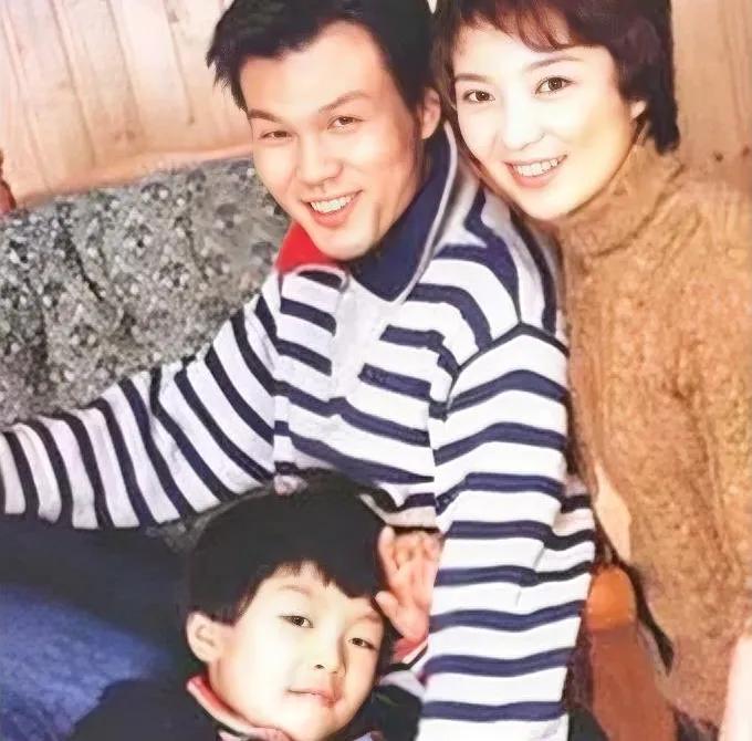 妻子真漂亮，儿子好可爱。他还主持节目吗？长得不是很帅，却智慧亲和，才华出众。《超