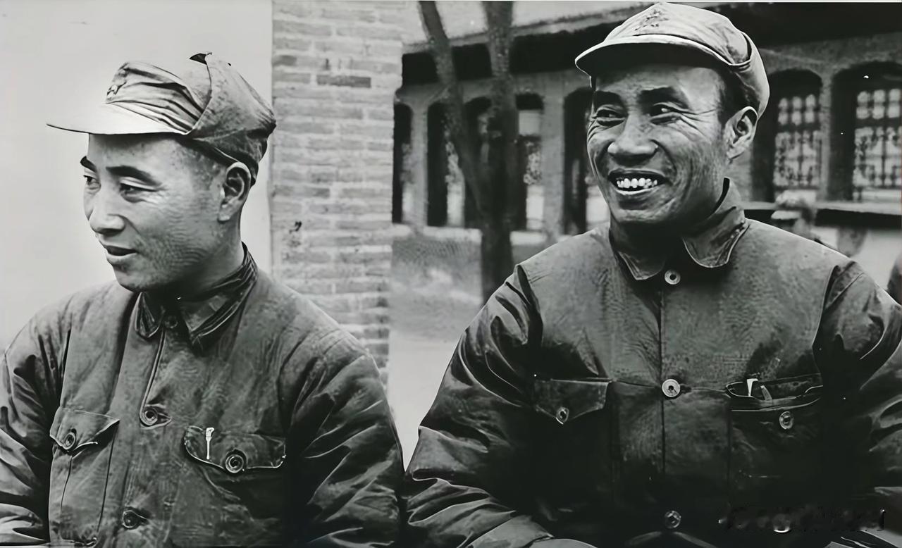 🍁1944年的延安三五九旅驻地。
58岁的朱德总司令和36岁的王震旅长，身着与