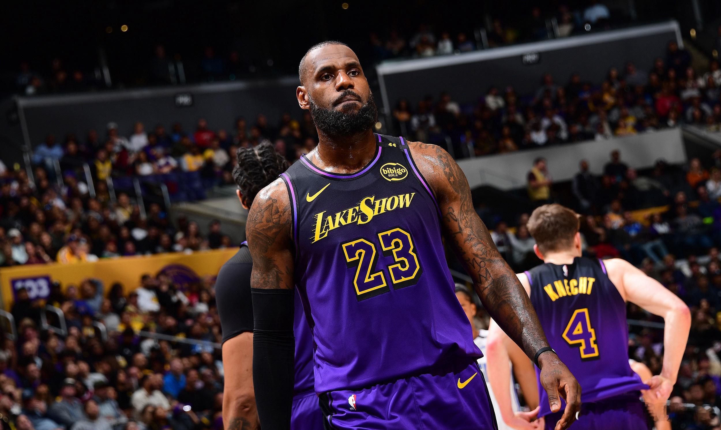 今日NBA焦点战，湖人118-108击败勇士。赛后，詹姆斯在接受采访时兴奋地表示