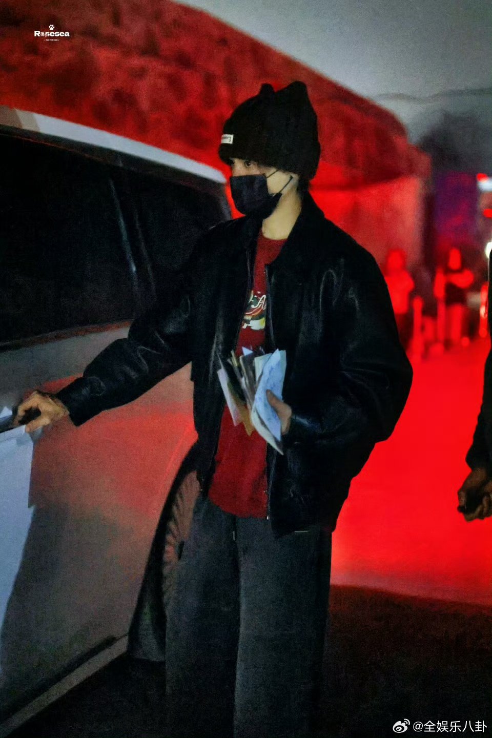 侯明昊敷着面膜戴口罩 侯明昊这操作太可爱了！敷面膜 + 戴口罩 + 猫耳朵帽子，