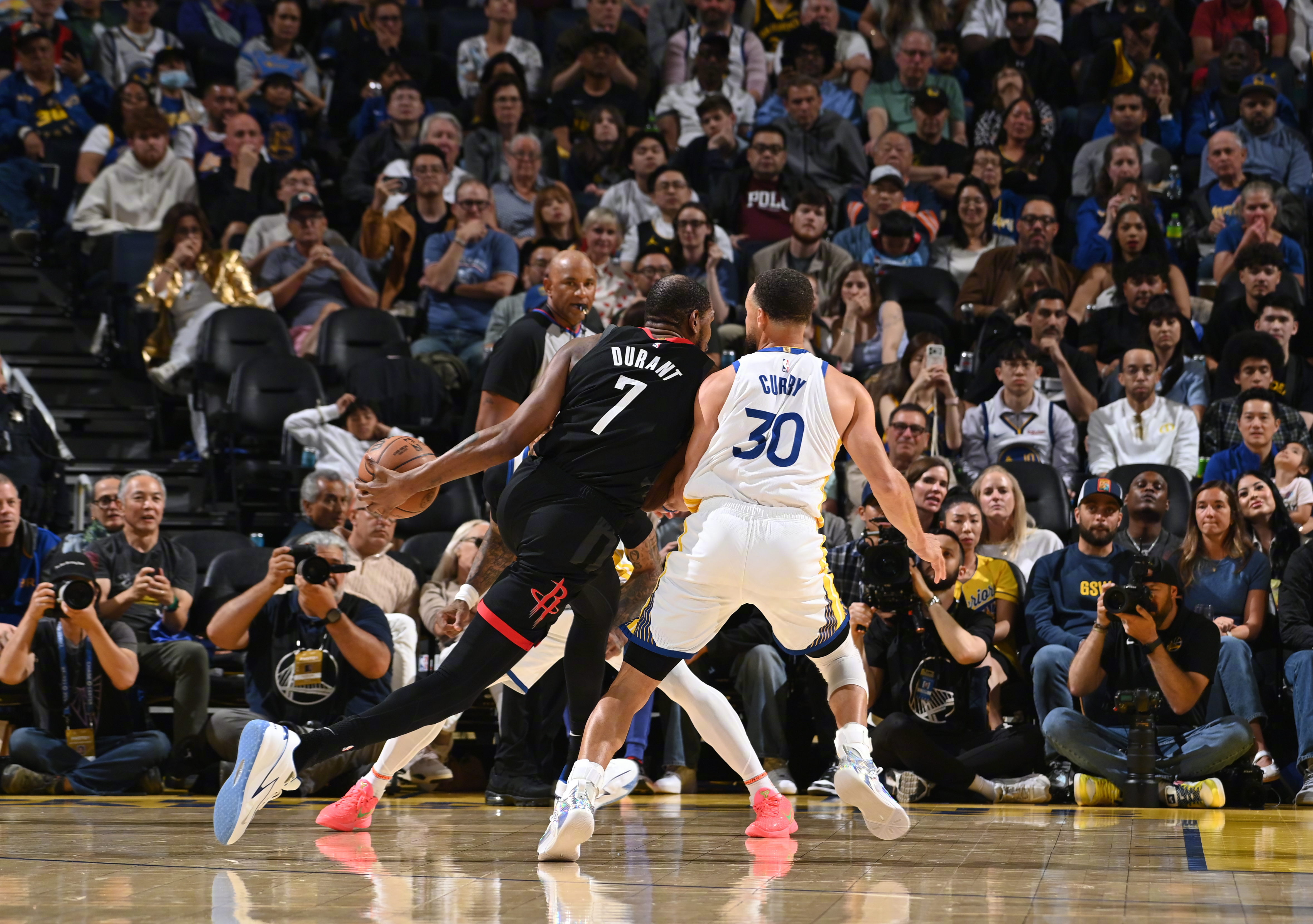 致敬那些青春美好的时光吧！杜兰特VS库里的比赛，看一场少一场了！今天这场比赛，两