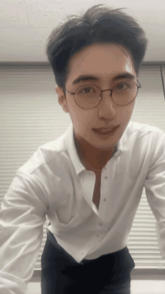 厉害，在东京的小蔡真是“人才”，人家虽然穿的是衬衣和裤子，却硬是跳出了比基尼的感