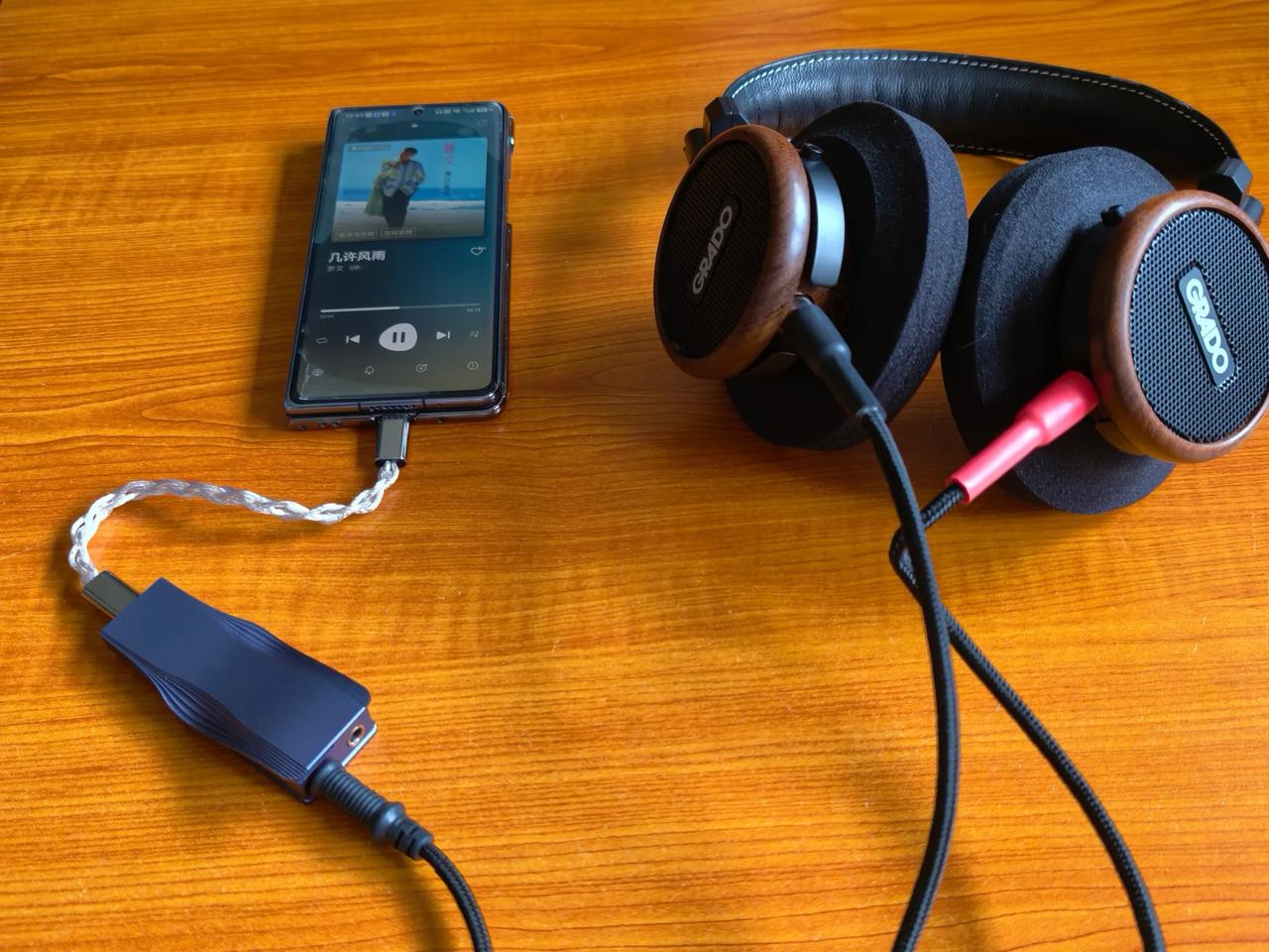 今天拿OPERA小尾巴搭配歌德S550木碗耳机，搭配效果很好！声音质感透彻，也足